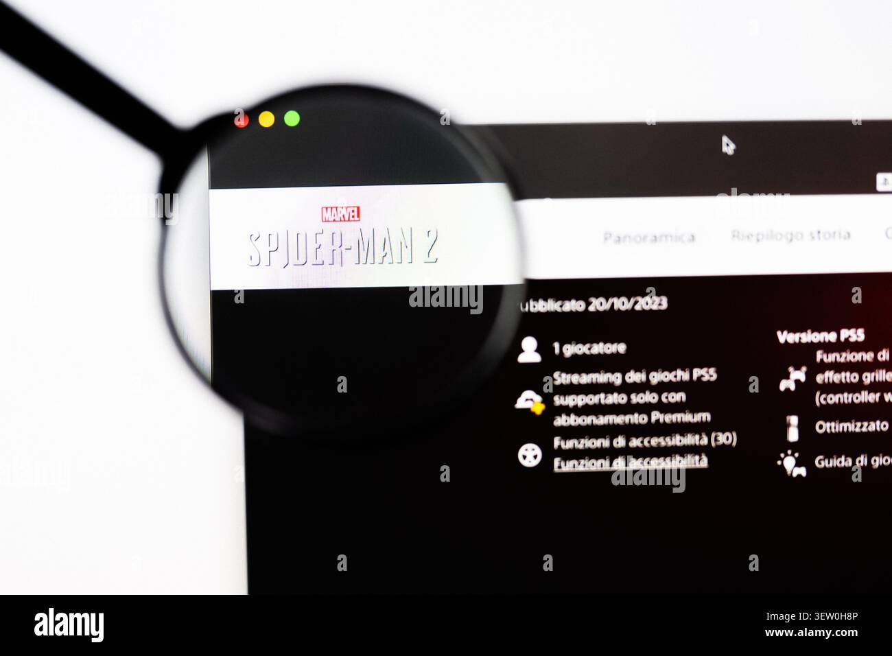 Milano, Italia 2026, 20 Apr Closeup del sito Web di Spider-man 2 Marvel su schermo di un laptop. Concentrati sul logo Marvel di Spider-man 2 sotto una lente d'ingrandimento. Foto Stock