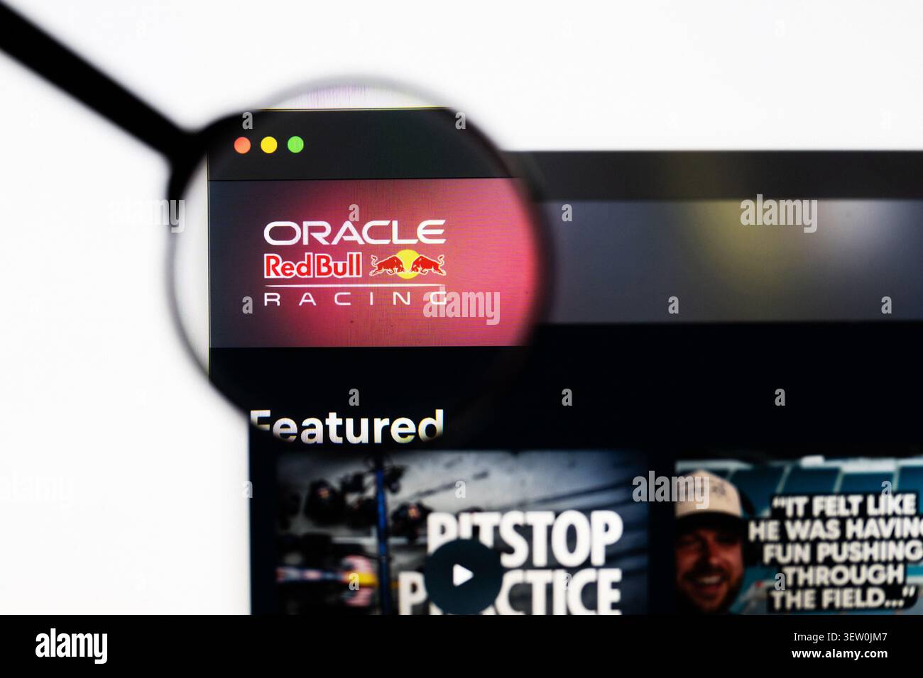 Milano, Italia 2026, 20 aprile primo piano del sito Web Oracle Red Bull Racing su schermo di un laptop. Concentratevi sul logo Oracle Red Bull Racing sotto una lente di ingrandimento. Foto Stock