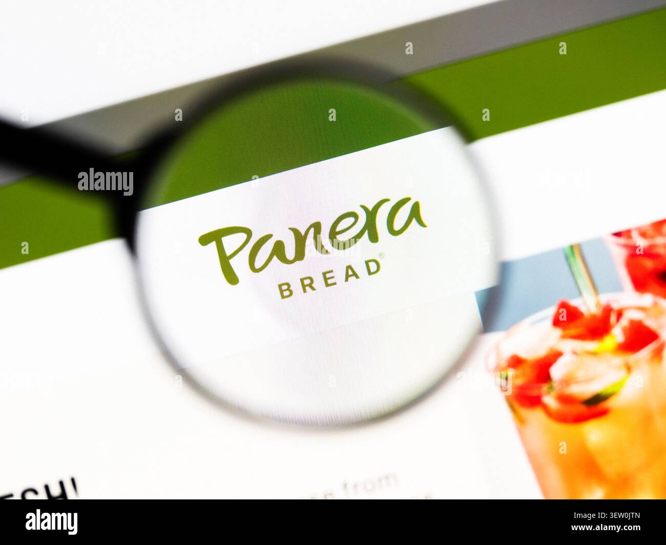 Milano, Italia 2026, 20 aprile primo piano del sito Web panera Bane su schermo di un laptop. Concentrati sul logo panera Bane sotto una lente d'ingrandimento. Foto Stock