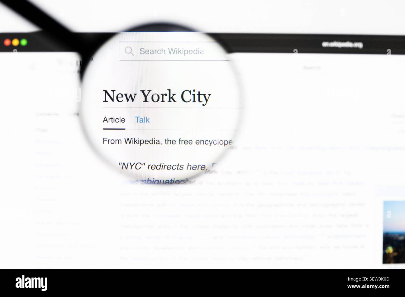 Milano, Italia 2026, 20 Apr Closeup of New York City Wikipedia pagina su uno schermo di un laptop. Concentrati sul nome di New York sotto una lente d'ingrandimento. Foto Stock