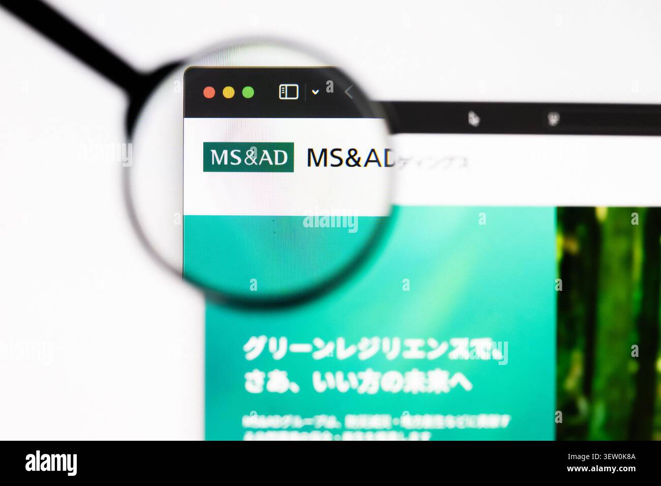 Milano, Italia 2026, 20 aprile primo piano del sito Web MS&ad Insurance su schermo di un laptop. Concentratevi sul logo MS&ad Insurance sotto una lente di ingrandimento. Foto Stock