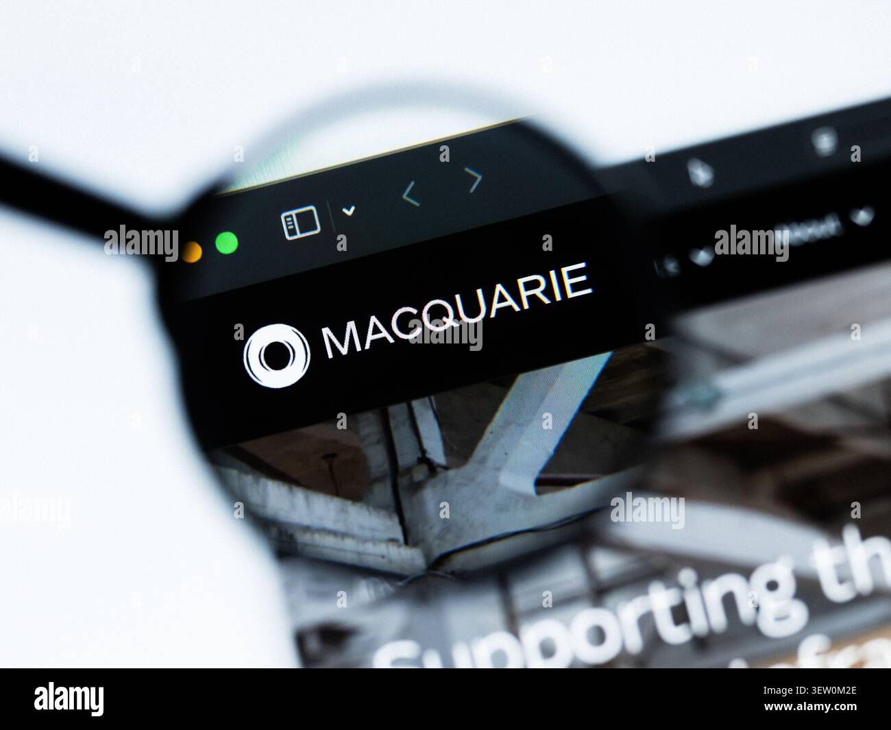Milano, Italia 2026, 20 Apr Closeup del sito Web di Macquarie Group Limited su schermo di un laptop. Concentratevi sul logo Macquarie Group Limited sotto un vetro ingrandente Foto Stock