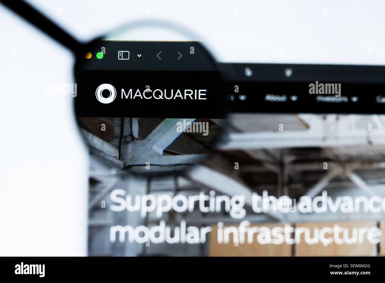 Milano, Italia 2026, 20 Apr Closeup del sito Web di Macquarie Group Limited su schermo di un laptop. Concentratevi sul logo Macquarie Group Limited sotto un vetro ingrandente Foto Stock