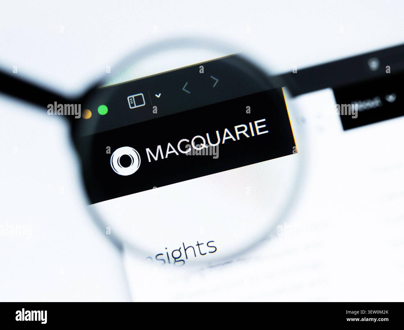 Milano, Italia 2026, 20 Apr Closeup del sito Web di Macquarie Group Limited su schermo di un laptop. Concentratevi sul logo Macquarie Group Limited sotto un vetro ingrandente Foto Stock