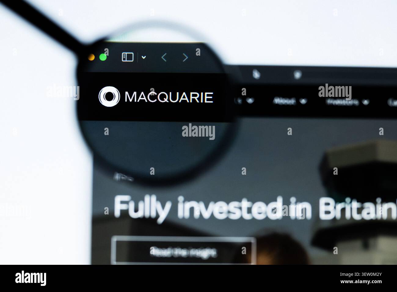 Milano, Italia 2026, 20 Apr Closeup del sito Web di Macquarie Group Limited su schermo di un laptop. Concentratevi sul logo Macquarie Group Limited sotto un vetro ingrandente Foto Stock