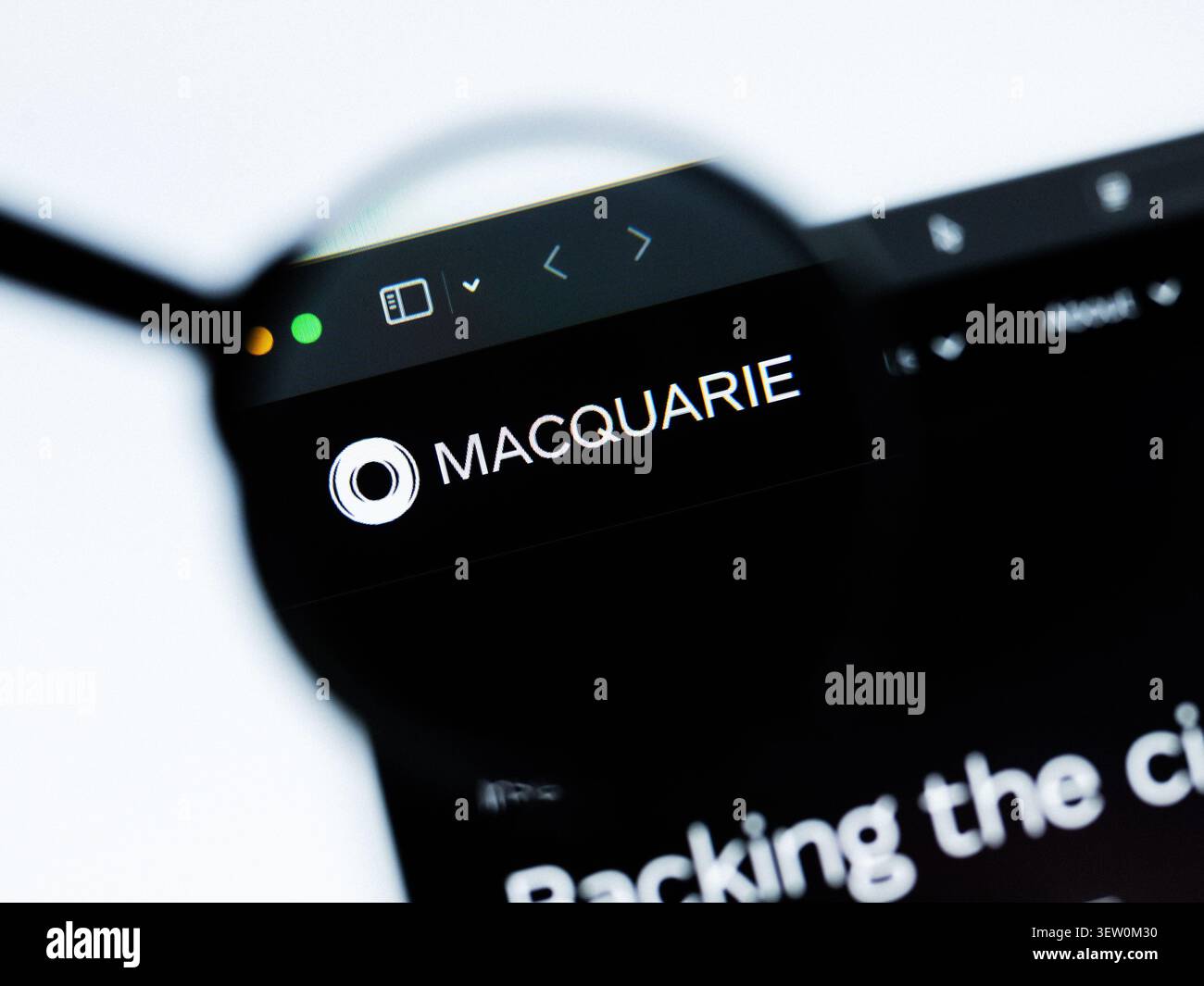 Milano, Italia 2026, 20 Apr Closeup del sito Web di Macquarie Group Limited su schermo di un laptop. Concentratevi sul logo Macquarie Group Limited sotto un vetro ingrandente Foto Stock