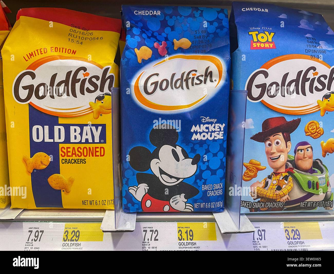 Pacchetto snack Crackers di marca Goldfish - Immagine stock catturata con smartphone