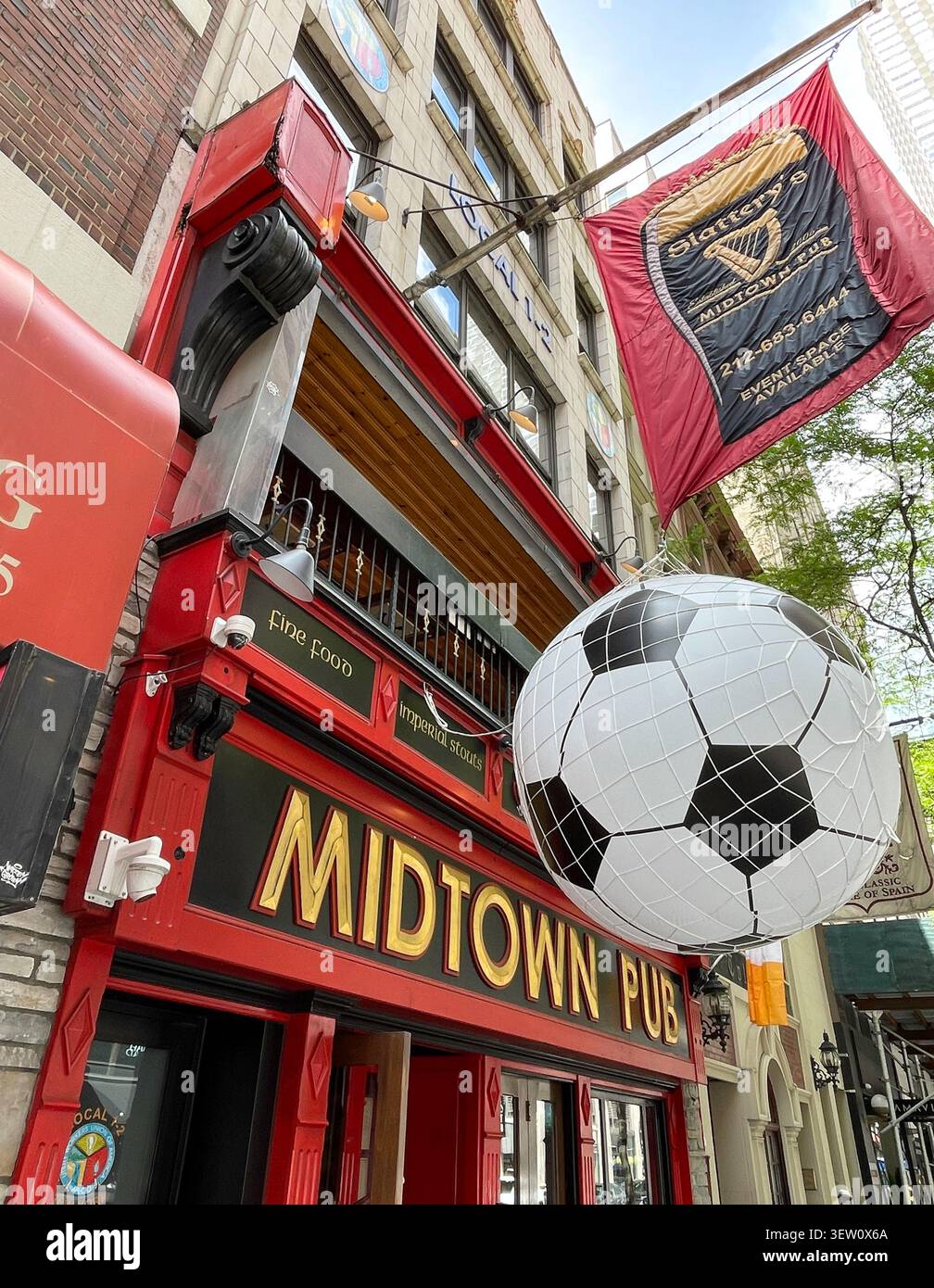 Ingresso allo Slattery's Midtown Pub Advertising Soccer World Cup, New York City, USA 2026 - Immagine stock catturata con smartphone