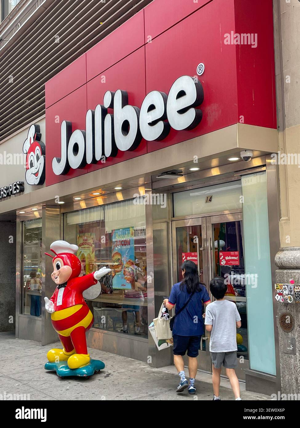Jollibee è una catena di fast food filippini situata vicino al Grand Central Terminal sulla East 42nd Street, New York City, USA 2026 - Immagine stock catturata con smartphone