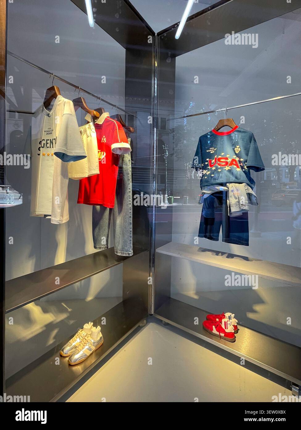 Zara Espana S.A. sulla Fifth Avenue e W. 42nd Street, New York City, USA 2026 - Immagine stock catturata con smartphone