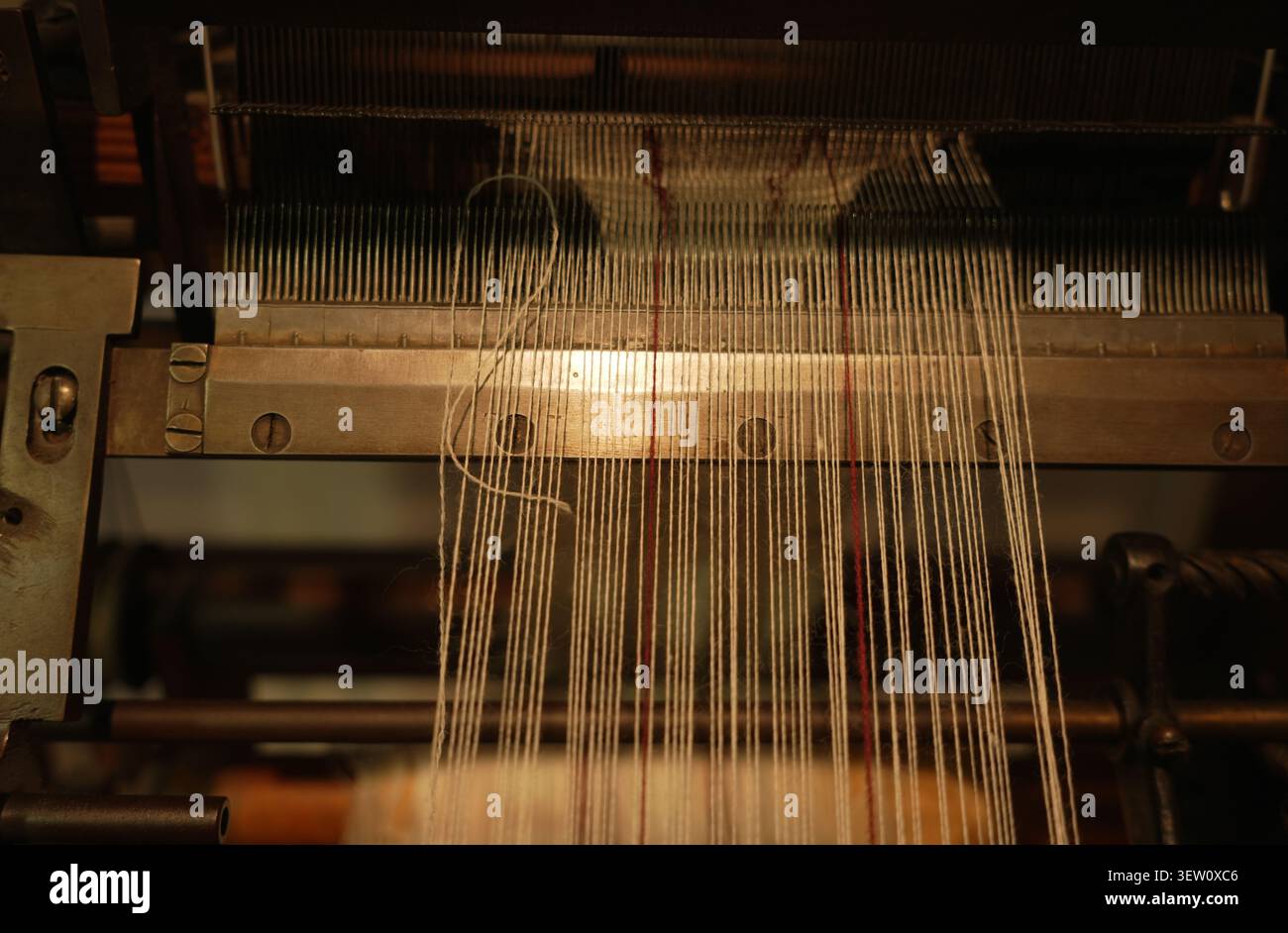 Le filettature sono allungate su un telaio storico, dettaglio Foto Stock