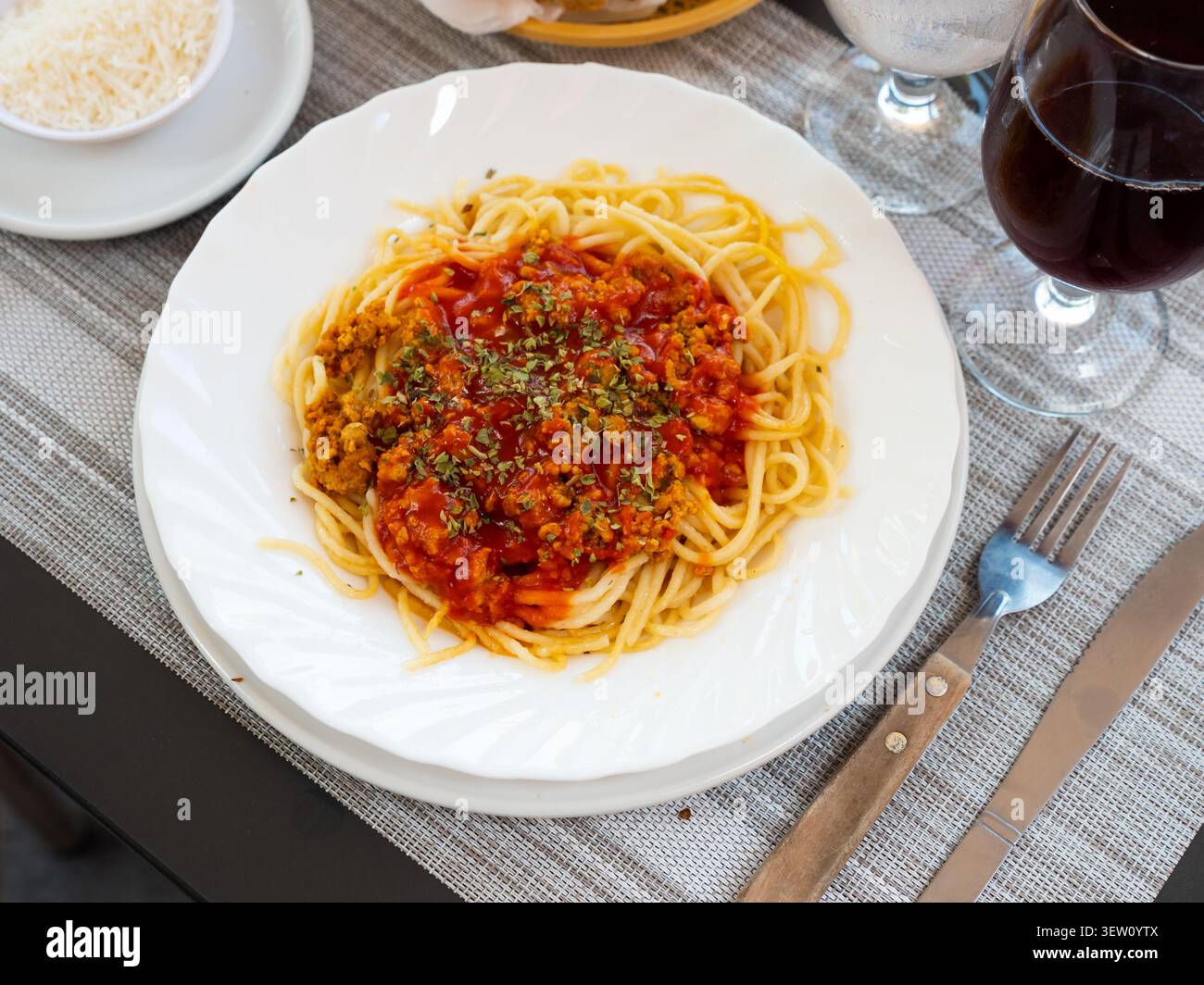 Spaghetti bolognese conditi con erbe aromatiche essiccate Foto Stock