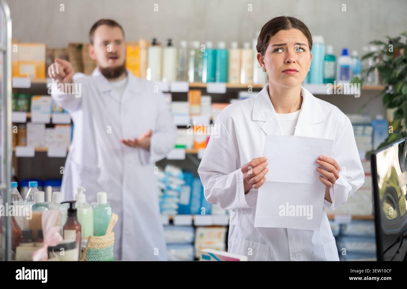 Farmacista donna al momento del licenziamento in una farmacia Foto Stock