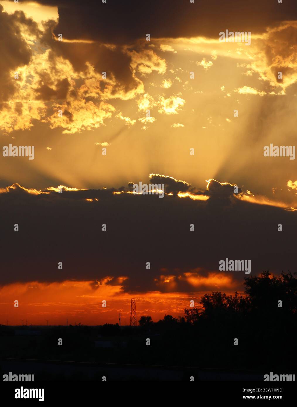 Drammatico tramonto arancione Foto Stock