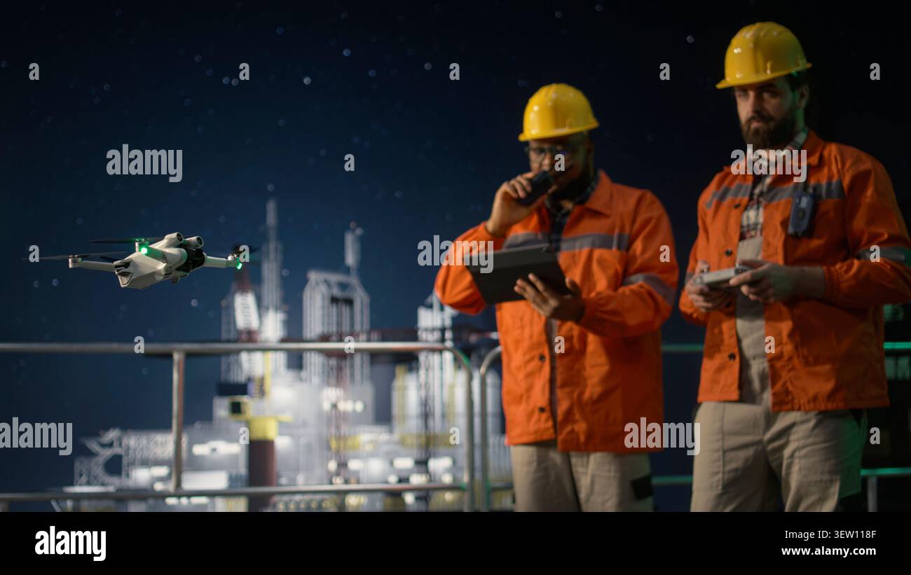 Schivare il blocco del transito, ravvicinare i droni e gli uomini sulla piattaforma offshore che effettuano ispezioni in loco. Determinazione della posizione ottimale delle condutture, delle crisi petrolifere e dei lavoratori dei carri di perforazione utilizzando UAV, telecamera A. Foto Stock