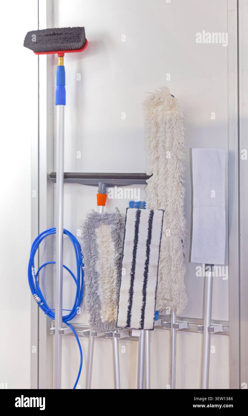 Organizzatore montato a parete per portamoie e spazzatrici utensili per la pulizia apparecchiature ripostiglio per la sala utilità Foto Stock