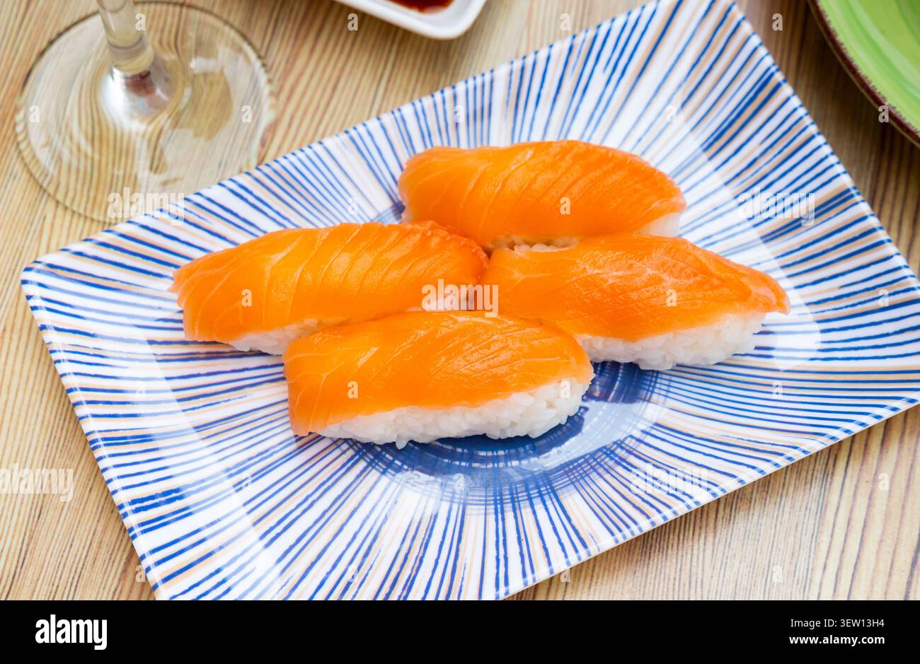 nigiri di salmone a file Foto Stock