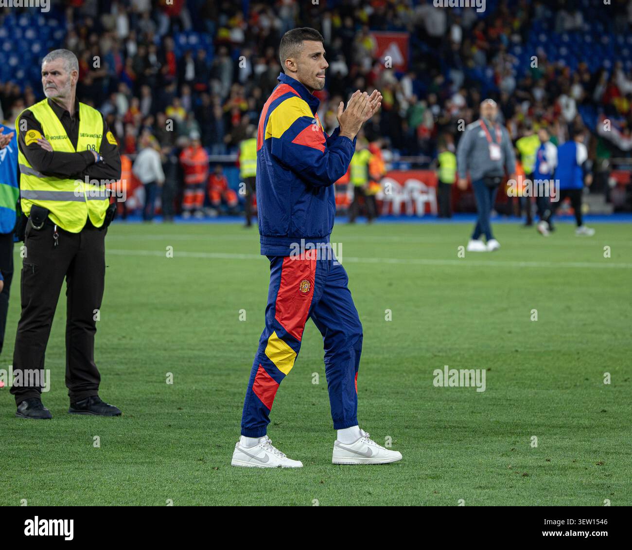 Spagna contro Iraq - International friendly A Coruña, Spagna - 4 giugno: Rodrigo Hernandez della Spagna batte i tifosi durante un'amichevole internazionale a la Coruña Foto Stock