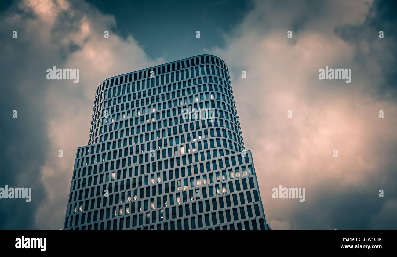 Berlino Ovest superiore, grattacieli suggestivi e nuvole di tempesta, architettura moderna, atmosfera urbana fresca. Foto Stock