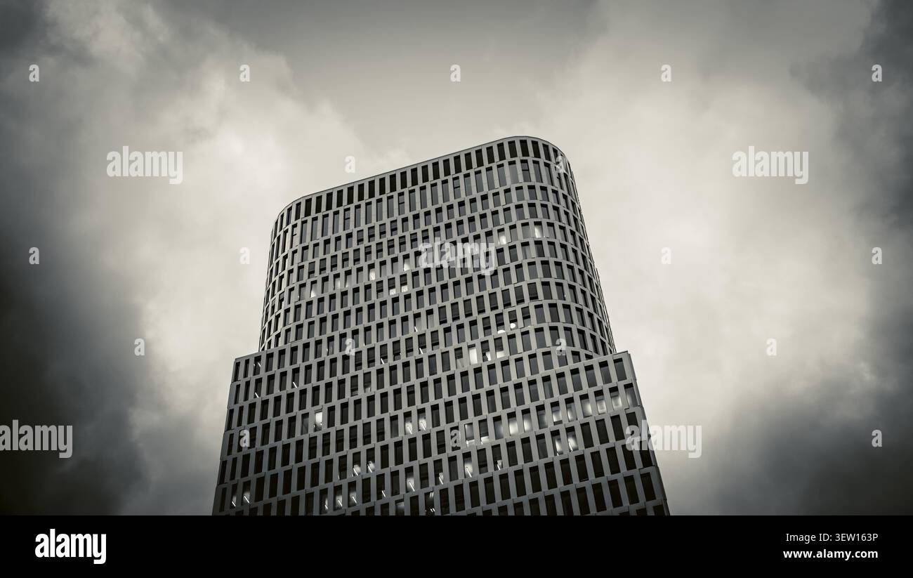 Berlino Ovest superiore, grattacieli suggestivi e nuvole di tempesta, architettura moderna, atmosfera urbana fresca. Foto Stock