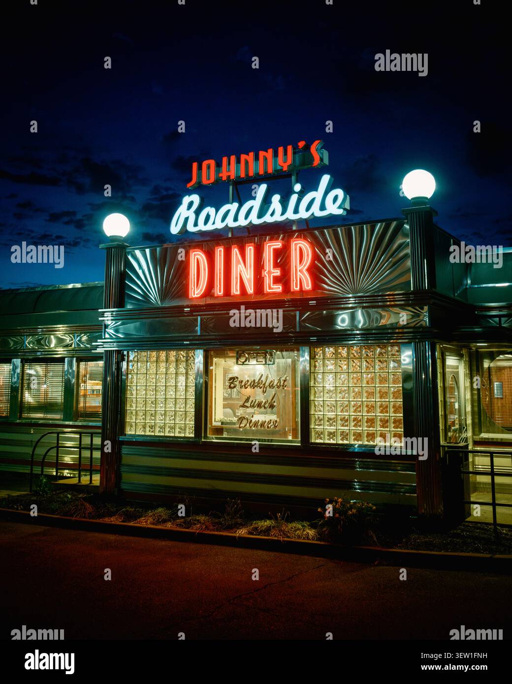 Johnnys Roadside Diner insegna al neon vintage di notte, Hadley, Massachusetts Foto Stock