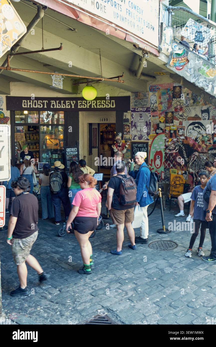 Pike Place Market a Seattle, Washington, con bancarelle affollate, cartelloni vivaci e folle vivaci che catturano l'atmosfera iconica di questa storica città Foto Stock