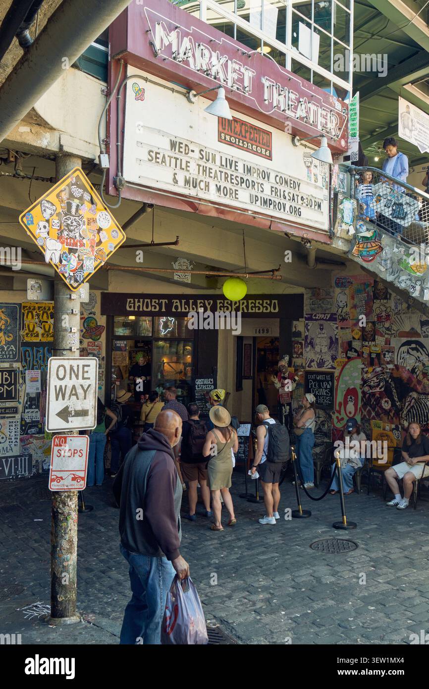 Pike Place Market a Seattle, Washington, con bancarelle affollate, cartelloni vivaci e folle vivaci che catturano l'atmosfera iconica di questa storica città Foto Stock