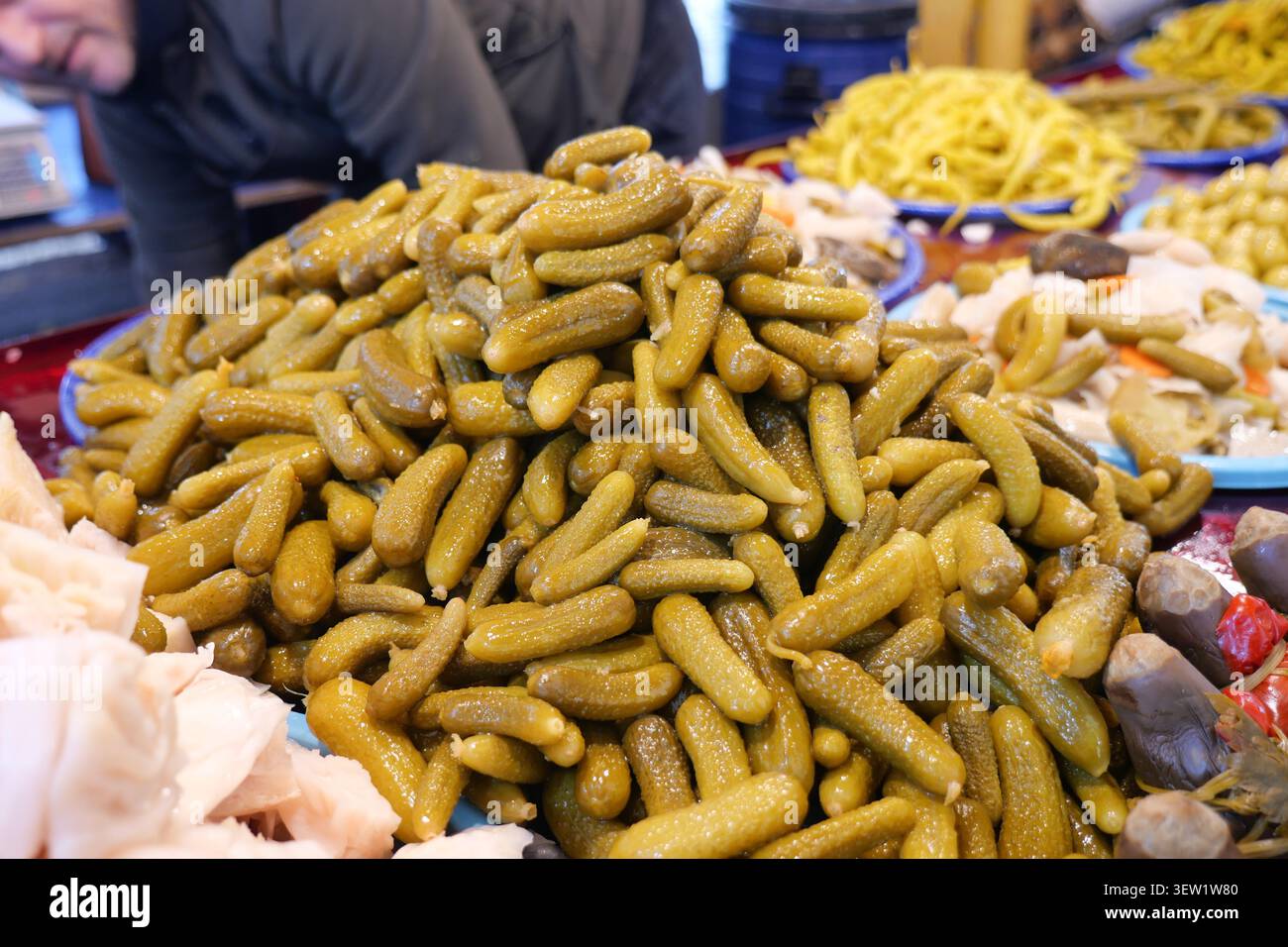I tradizionali sottaceti turchi di cetriolo si trovano comunemente nei mercati e nei negozi locali Foto Stock