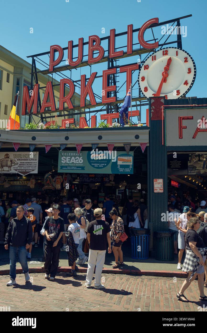 Pike Place Market a Seattle, Washington, con bancarelle affollate, cartelloni vivaci e folle vivaci che catturano l'atmosfera iconica di questa storica città Foto Stock