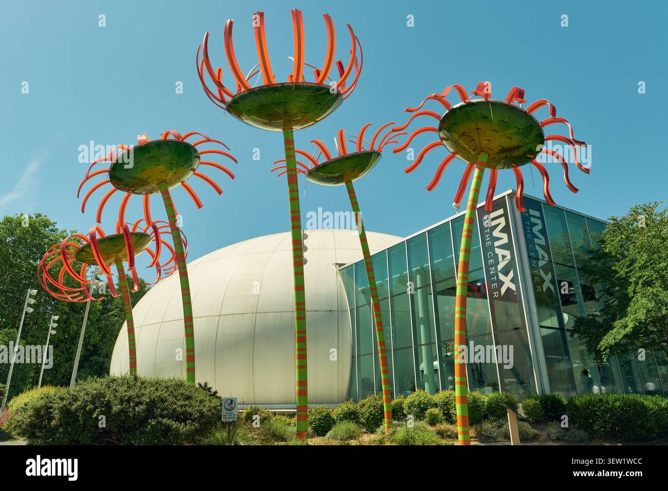 Il cinema IMAX sorge nel centro di Seattle, con la sua architettura audace e la sua brillante segnaletica che attira i visitatori in un'esperienza cinematografica coinvolgente. Foto Stock