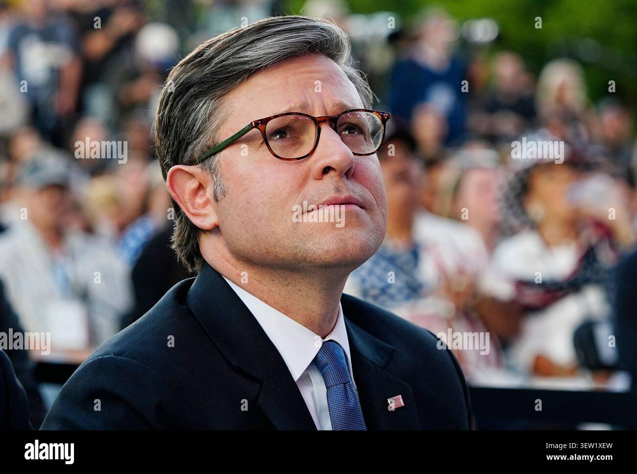Il presidente della camera dei rappresentanti degli Stati Uniti Mike Johnson (repubblicano della Louisiana) attende che il presidente degli Stati Uniti Donald Trump parli ad una manifestazione per dare il via alla grande fiera dello stato americana di 16 giorni come parte della celebrazione di Washington DC del 250° compleanno della nazione al National Mall mercoledì 24 giugno 2026. Il rally includerà flyover militari, esibizioni musicali di Lee Greenwood e Christopher Macchio, e la U.S. Army Band, la U.S. Marine Band e i cori delle forze Armate. Foto di Bonnie Cash/UPICredit: Bonnie Cash/Pool tramite CNP/MediaPunch Foto Stock