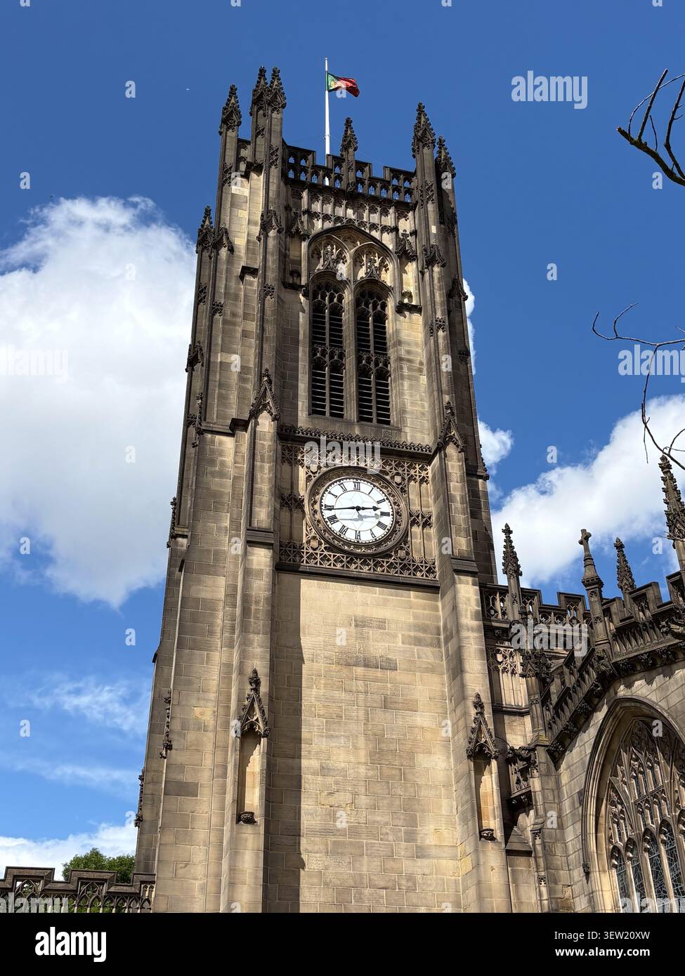 Vista della storica torre dell'orologio tardogotica presso la Cattedrale di Manchester nel centro di Manchester. Foto Stock