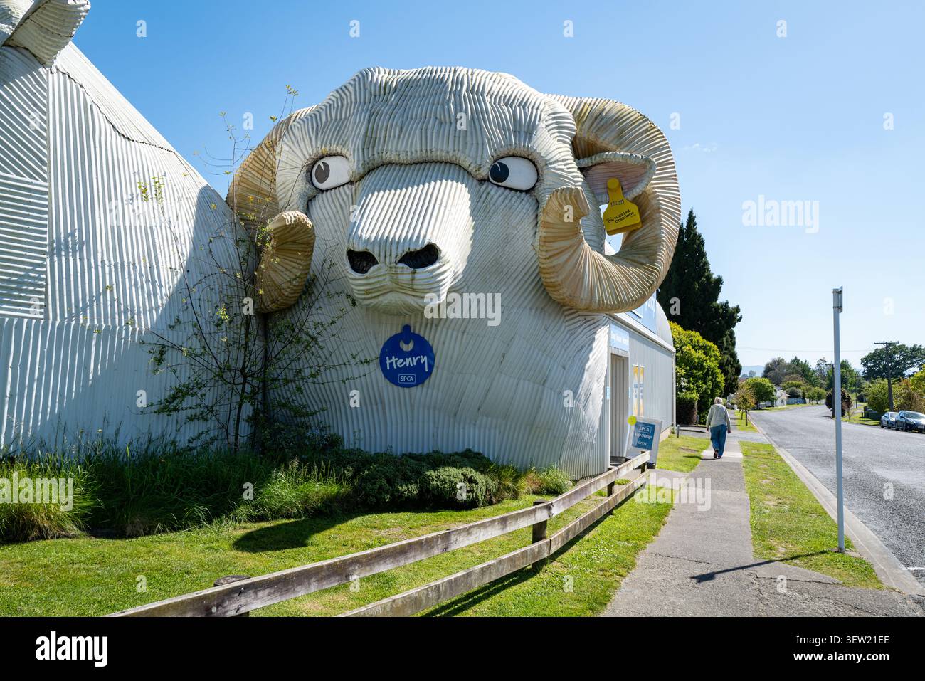 Il gigantesco edificio in ferro ondulato progettato da Steven Clothier a Tirau, illustra l'architettura unica lungo la strada e la cultura turistica di Kiwiana. Foto Stock