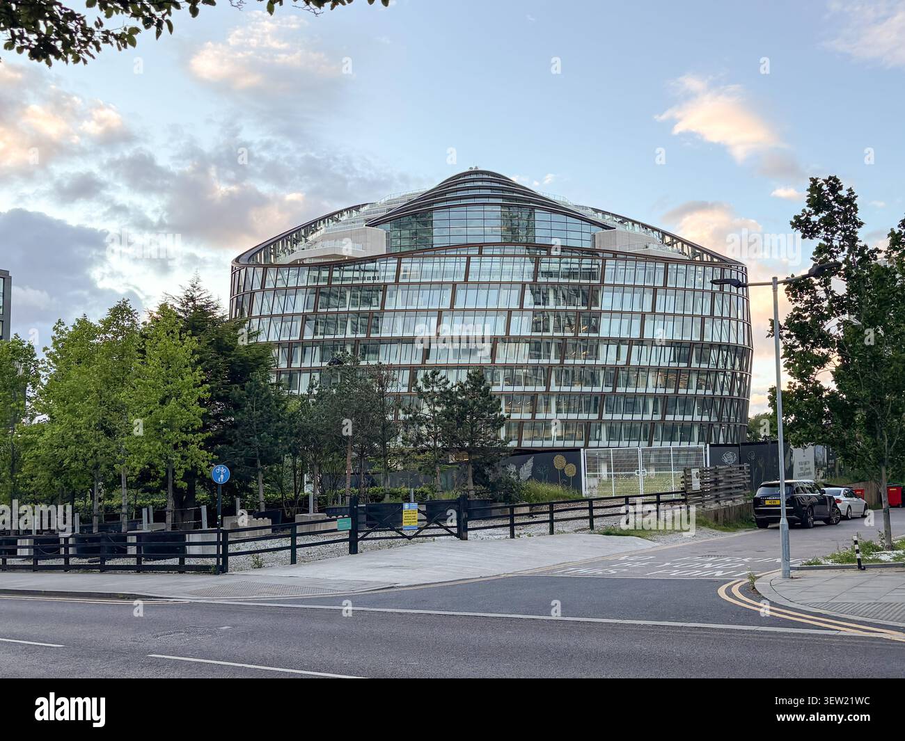 Moderno edificio per uffici ecologico a forma di uovo con una facciata in vetro a doppia pelle a Manchester, Inghilterra. Foto Stock