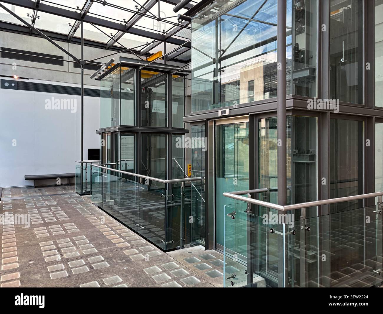 Moderna struttura in vetro all'interno della Manchester Art Gallery, Manchester, Inghilterra, con cornici in acciaio e vetrate architettoniche. Foto Stock