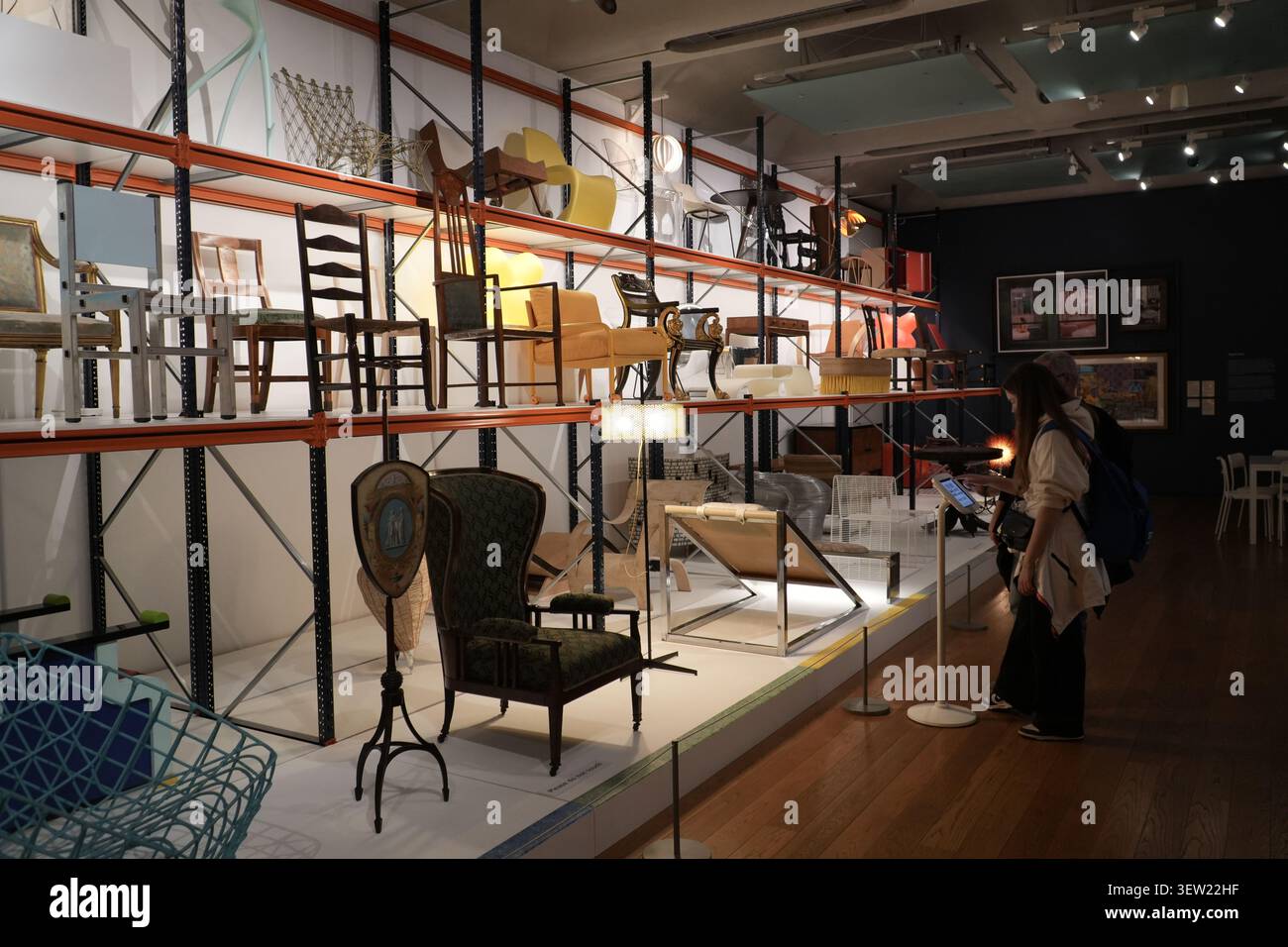Mostra museale con varie sedie di design su scaffali industriali. Manchester, Regno Unito. Foto Stock