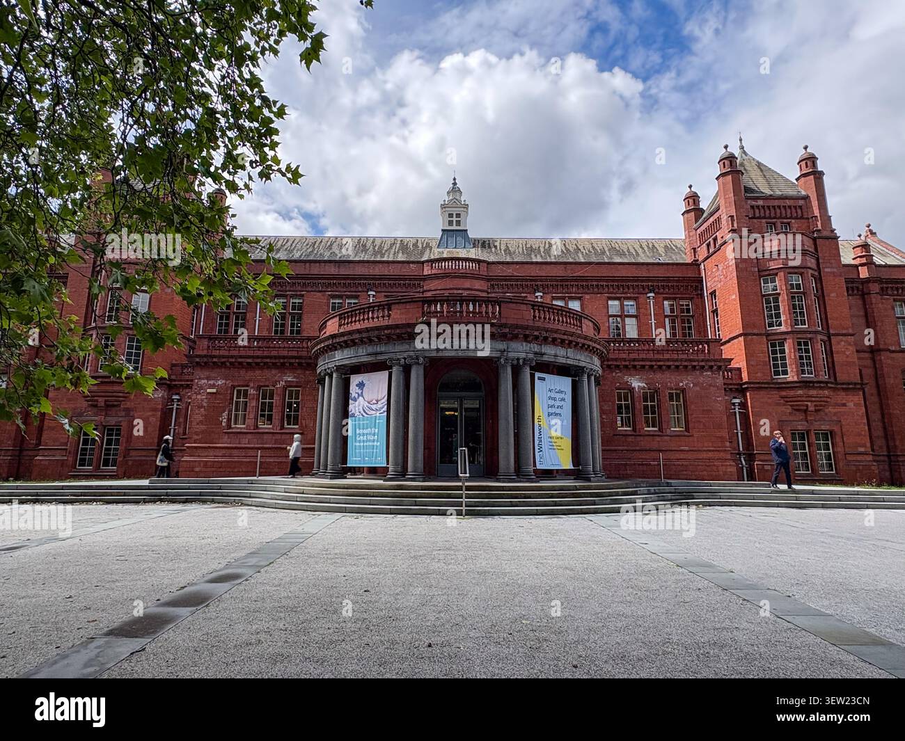 Facciata del Whitworth, una premiata galleria d'arte e museo in mattoni rossi situata a Whitworth Park, Manchester, Regno Unito. Foto Stock