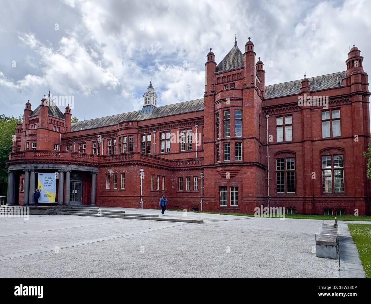 Esterno in mattoni rossi della galleria d'arte Whitworth a Whitworth Park, Manchester, Inghilterra. Foto Stock