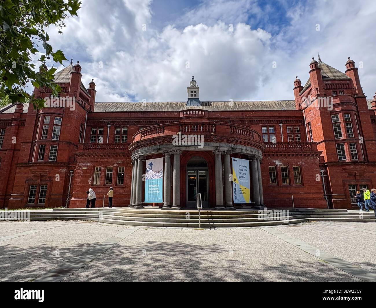 La facciata in mattoni rossi della galleria d'arte e museo Whitworth, si trova a Whitworth Park, Manchester, Inghilterra. Foto Stock