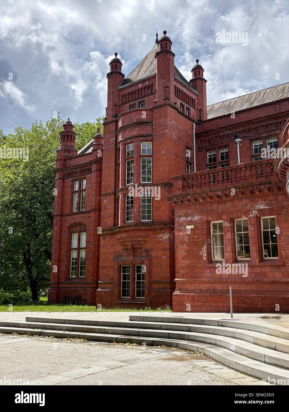 Architettura in mattoni rossi della galleria Whitworth, Manchester, situata all'interno di Whitworth Park. Edificio pubblico caratterizzato da un design storico e torri. Foto Stock