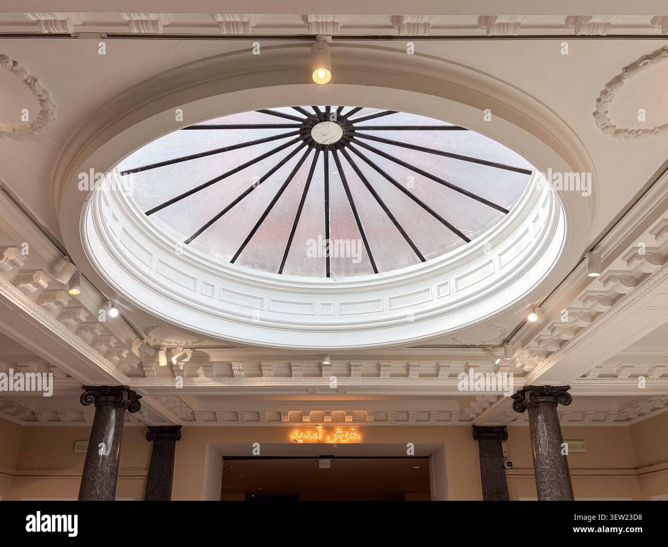 Soffitto decorato a cupola con lucernario centrale in vetro e colonne architettoniche classiche presso la galleria d'arte Whitworth, Manchester, Inghilterra. Foto Stock
