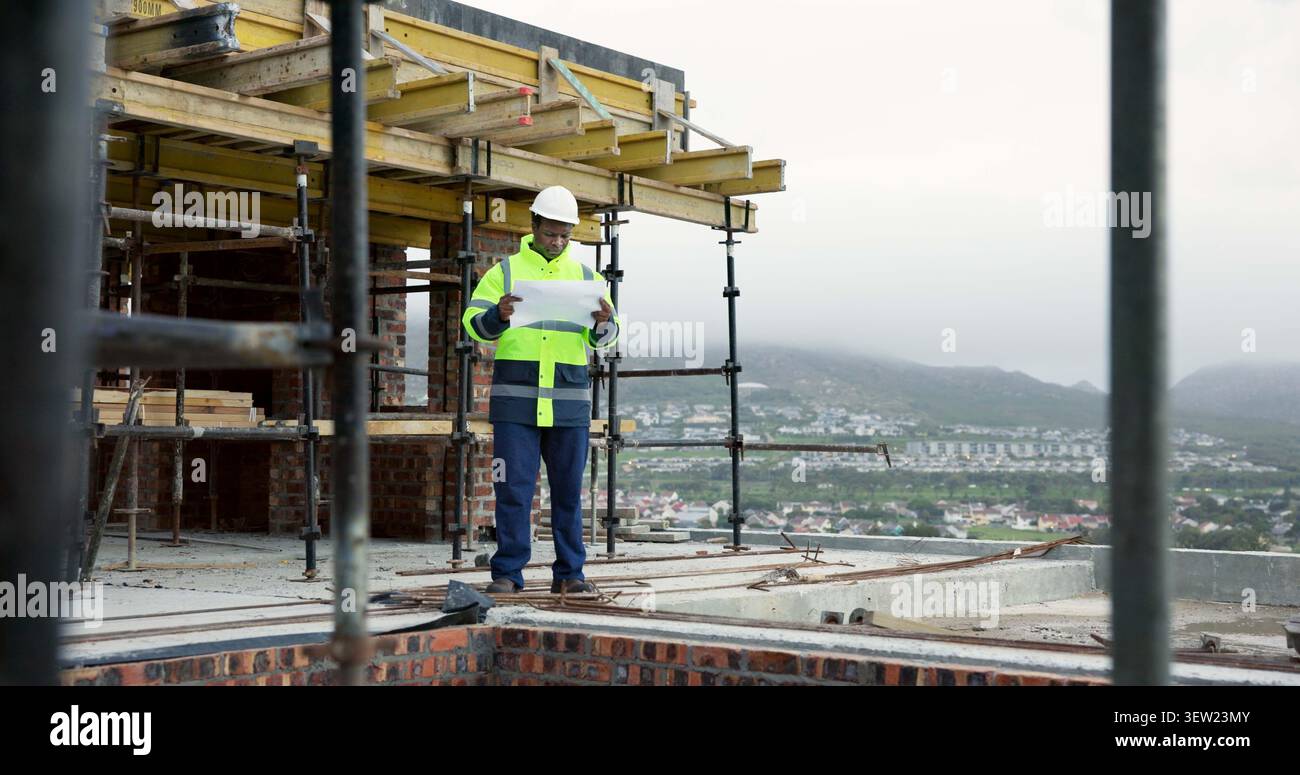 Architetto, edile e uomo con progetto sul tetto, ispezione degli edifici e piano di ristrutturazione. Città, ingegneria civile e persona nera con Foto Stock