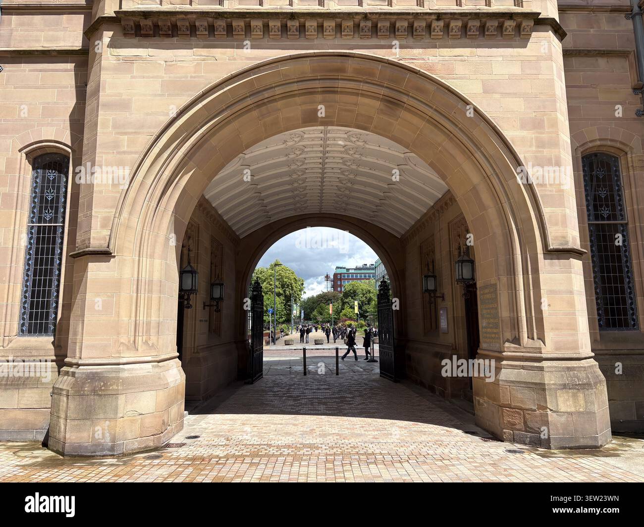 Ingresso in pietra Queen's Arch all'Università di Manchester, Manchester, Regno Unito. Foto Stock