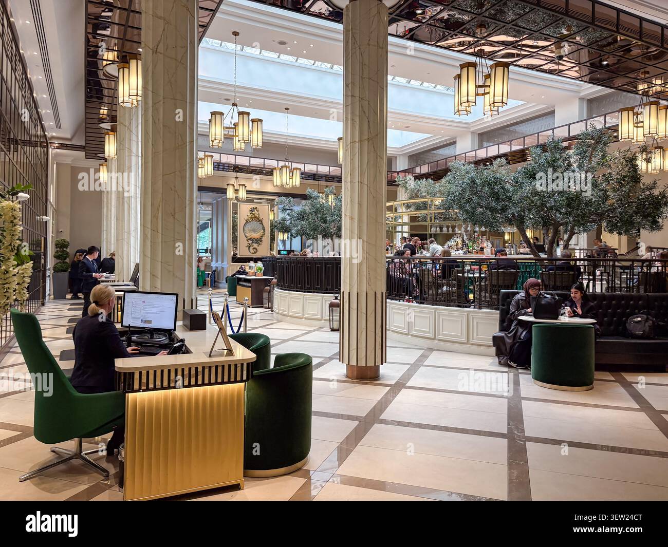 L'elegante lobby e gli interni del bar del Midland Hotel a Manchester, Regno Unito, presentano colonne in marmo, mobili in velluto e una grandiosa architettura. Foto Stock
