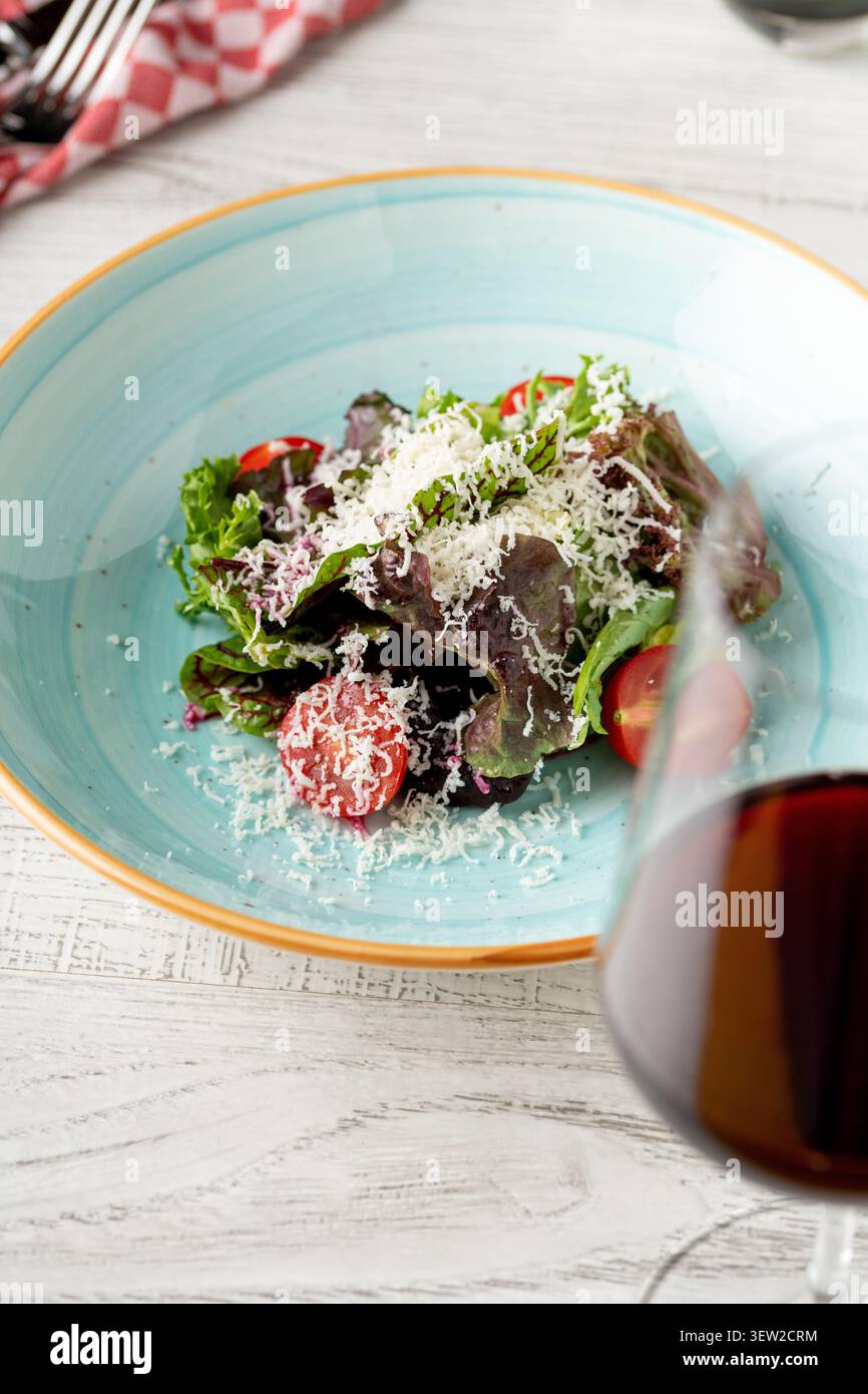 Insalata verde fresca servita in un elegante ristorante in stile mediterraneo Foto Stock