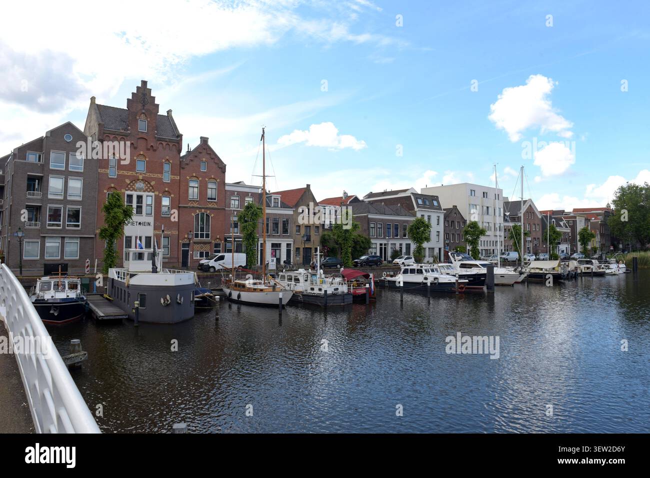 Una vista delle tradizionali case olandesi lungo Voorhaven, una strada storica nel quartiere Delfshaven di Rotterdam, giugno 2026 Foto Stock