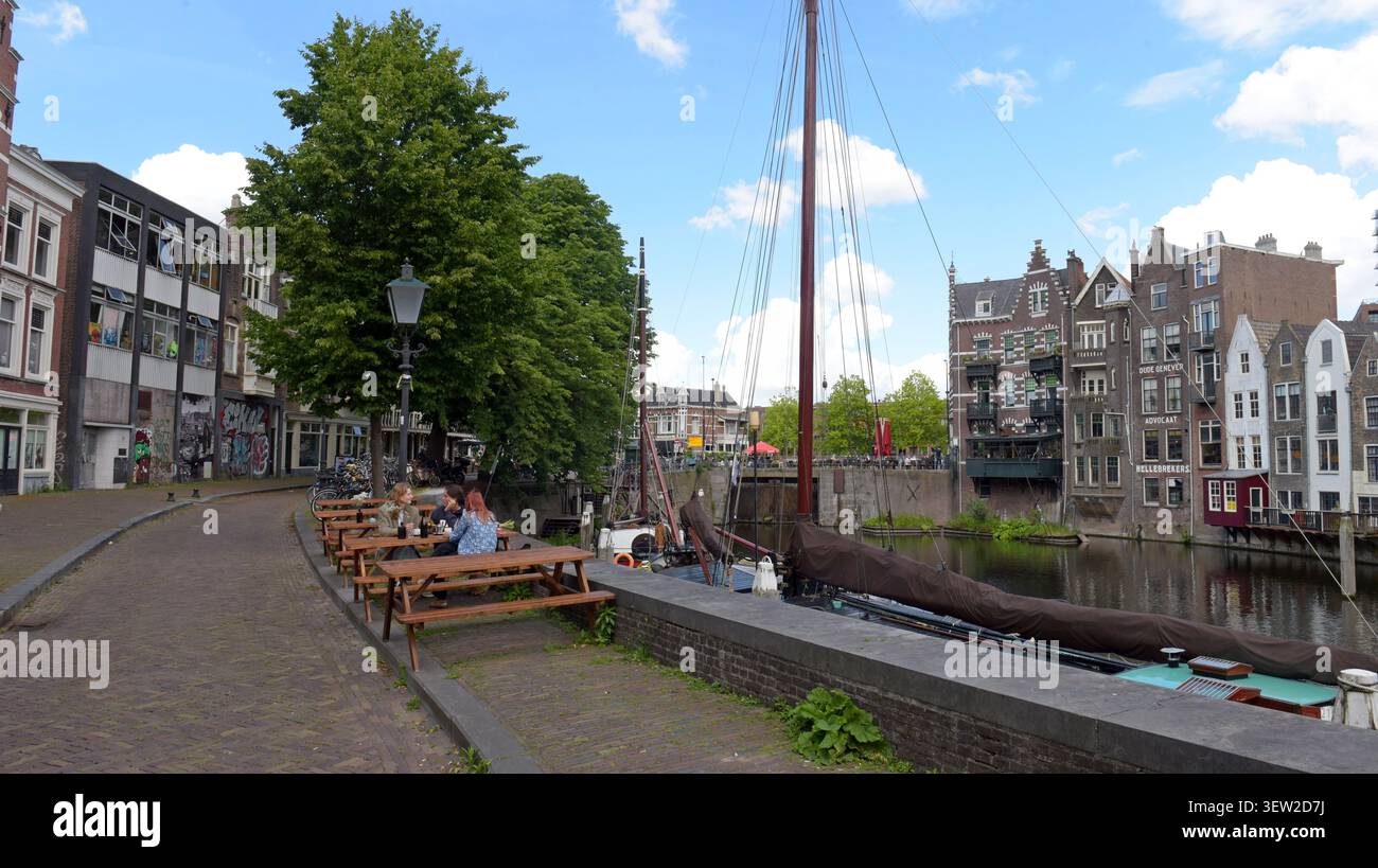 Una vista lungo Voorhaven, una strada storica nel quartiere Delfshaven di Rotterdam, giugno 2026 Foto Stock