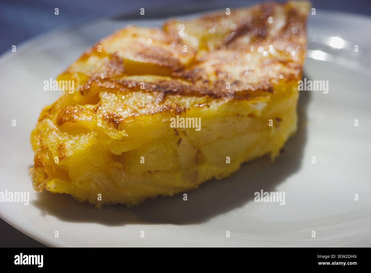Fetta di tradizionale melette spagnola di patate Foto Stock