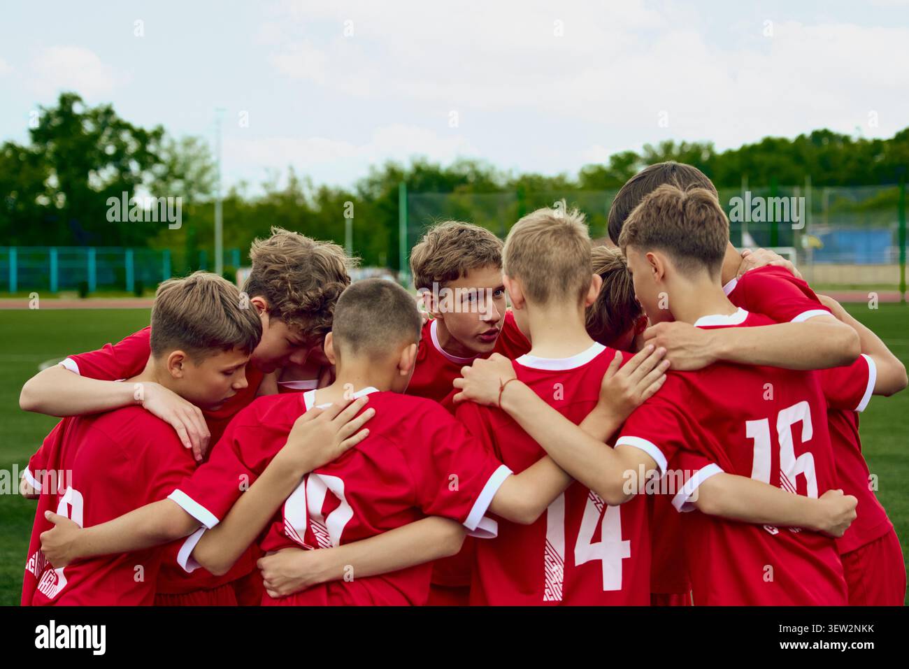 Le squadre giovanili di calcio si riuniscono prima della partita sul campo all'aperto. Foto Stock
