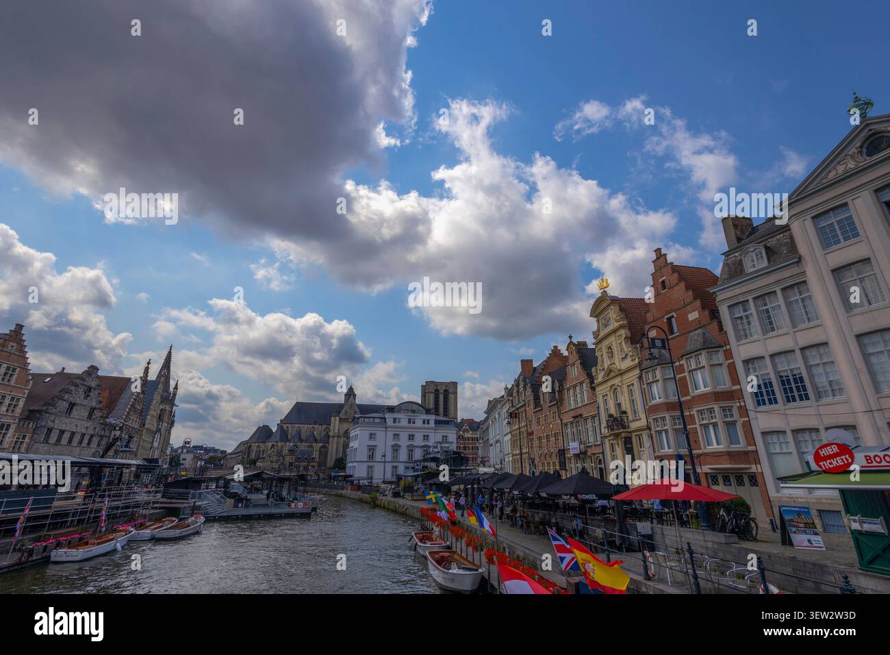 GAND, BELGIO, 14 LUGLIO 2025 - Vista panoramica della banchina Graslei lungo il fiume Leie nel centro storico di Gand, Belgio. Foto Stock